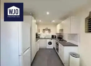 4BR Group Stay | Low Cost | Sleeps 9 Parking X3 - Image 5
