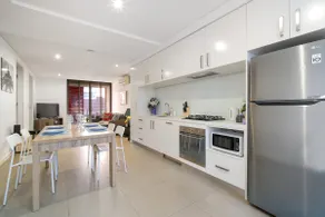 Modern 2BR 3 min to Central Station FREE Parking - Image 4