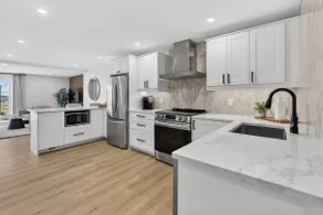 Holman's Harbourview Suite - Image 5