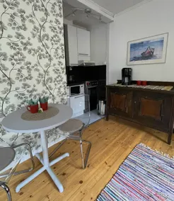 Cozy, conveniently located studio in a 1950's wooden house - Image 5