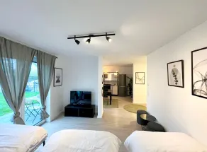 2BR/BIG Garden /Free Parking/Free WIFI/Smart TV - Image 2