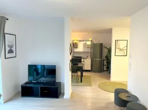 2BR/BIG Garden /Free Parking/Free WIFI/Smart TV - Image 4