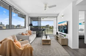 Luxury 2Bed2Bath Apt with Pool, Parking, Gym and Views - Image 2
