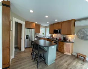 Cozy Cabin, Walks to Lake, Kayaks, Hot Tub, Grill - Image 3
