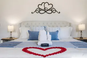 Romantic Couples Retreat+Hot Tub+Luxury Red Room - Image 3