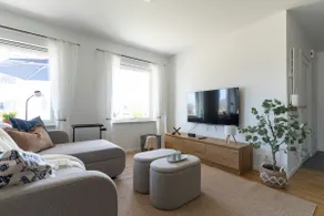 Comfortable Sunny 2 Bedroom Home with Workspace - Image 5