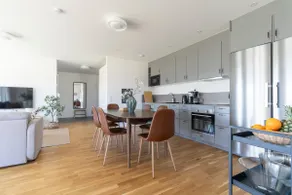 Comfortable Sunny 2 Bedroom Home with Workspace - Image 4