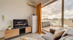 Sunny Coast 2BD Penthouse with Heated Jacuzzi - Image 2