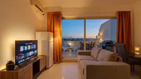 Sunny Coast 2BD Penthouse with Heated Jacuzzi - Image 4