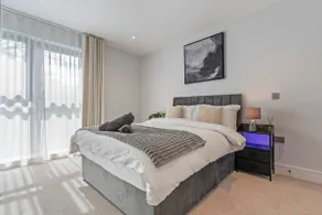 Modern Luxury 1-Bed Apartment London - Image 2