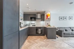 Modern Luxury 1-Bed Apartment London - Image 3