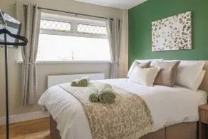 Perfect Booking 4 Bed Home with Garden Dining - Image 2