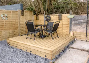 Perfect Booking 4 Bed Home with Garden Dining - Image 4