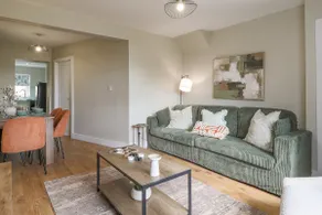 Perfect Booking 4 Bed Home with Garden Dining - Image 3