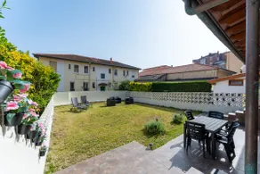 Apartment with a large garden in Santander - Image 2
