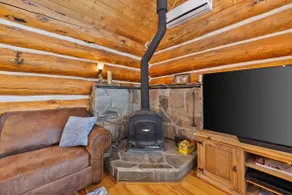 Cozy log cabin with loft, deck & rustic charm! - Image 4