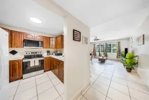 Neat and Cozy - 2/2 Modern Tropical Condo - Image 4
