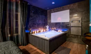 La suite des Secrets - Jacuzzi, clim & sensualité - Image 2