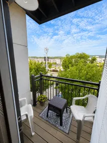 Downtown Chatt Condo walkable w/ balcony & pool - Image 2