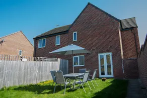 Modern 3-Bed House Leeds, Sleeps 7, Parking, Wi-Fi - Image 5