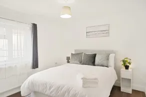Stylish 6-Bed near Heathrow & London - Image 2