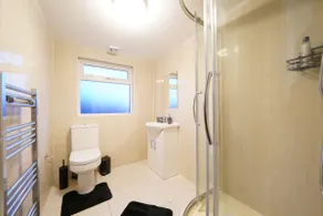 Stylish 6-Bed near Heathrow & London - Image 3