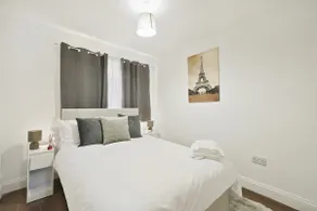Stylish 6-Bed near Heathrow & London - Image 5