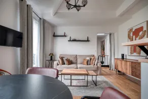 Beautiful, quiet, and bright 2-room apartment • Metro station right outside - Image 3