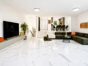 Quiet Luxury 4BR With1LR Garden Villa - Image 2