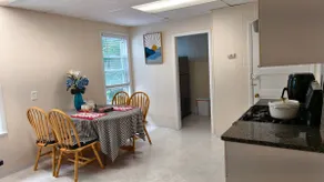 3 bed apartment in Somerville AC parking included - Image 4