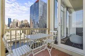 Bright, Luxury Penthouse with Amazing Views - Image 4