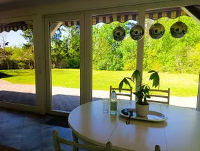 Bright vacation home with fireplace & idyllic garden - Image 3