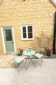 Modern Cotswolds Studio - Image 3