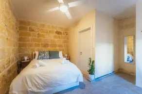 Charming 300 year old house in old town Victoria - Image 4