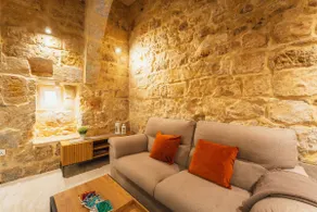 Charming 300 year old house in old town Victoria - Image 2