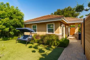 Hidden Garden Oasis Private Yard +Stylish Retreat” - Image 2