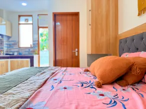 Velvet Stay - Private Studio with Balcony - Image 5