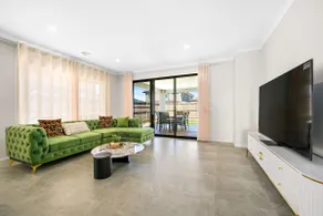 Park-fronted Luxury Family House with Gym&Pool&Spa - Image 2