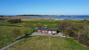 Spacious family accommodation in a natural area with sea views - Image 5