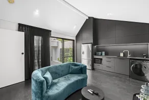 Coastal Noir - Modern Cottesloe Stay - Image 2