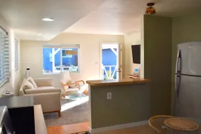Sunny Bungalow in Historic Neighborhood - Image 2