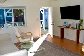Sunny Bungalow in Historic Neighborhood - Image 4