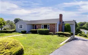 Walk to Beach • Sleeps 9+• Large Yard + Deck - Image 2