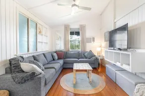 Urangan Beach Cottage | Walk to Beach & Cafés - Image 2