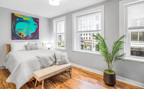 Chic 1BR Downtown|Sofa Bed| FreePark|Near Hospital - Image 3