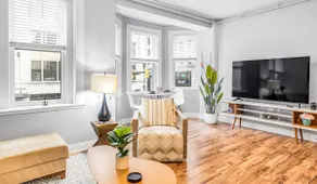Chic 1BR Downtown|Sofa Bed| FreePark|Near Hospital - Image 2