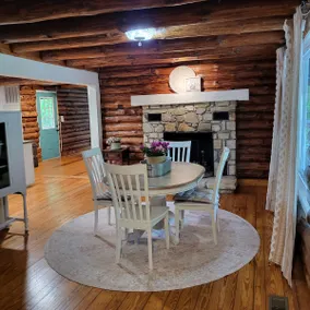 Lake Brittle Log Cabin in the Woods - Image 4