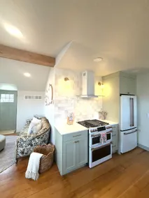 The Quonsette- Remodeled, Sunny Lakeview Cottage - Image 3