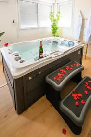 Le Cocon Balinais Jacuzzi, Sauna, Piscine Cugnaux - Image 3