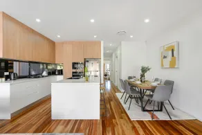 Spacious 5BR Duplex in Heart of Canley Heights - Image 3